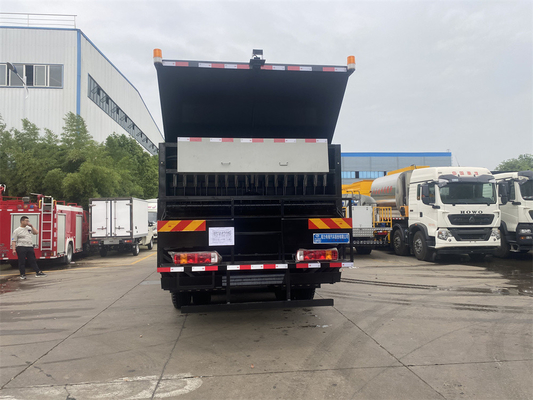25000kg Sinotruck Howo Synchronous Chip Sealer Truck For Asphalt And Gravel Chips Spray