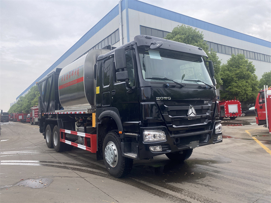 25000kg Sinotruck Howo Synchronous Chip Sealer Truck For Asphalt And Gravel Chips Spray