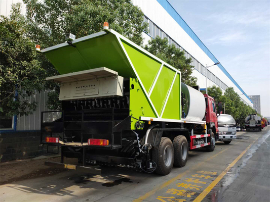 Sinotruck Howo Synchronous Chip Seal Truck For Anti Slip And Anti Seepage Roads