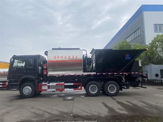 25000kg Sinotruck Howo Synchronous Chip Sealer Truck For Asphalt And Gravel Chips Spray